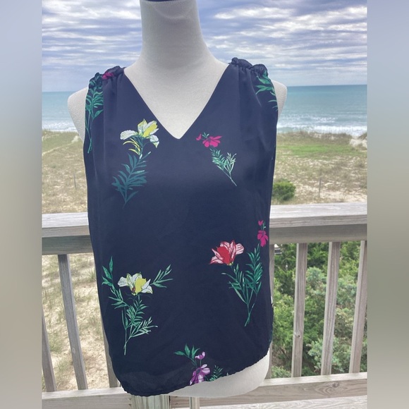 Floral V-Neck Tank by Vince Camuto - Picture 9 of 10